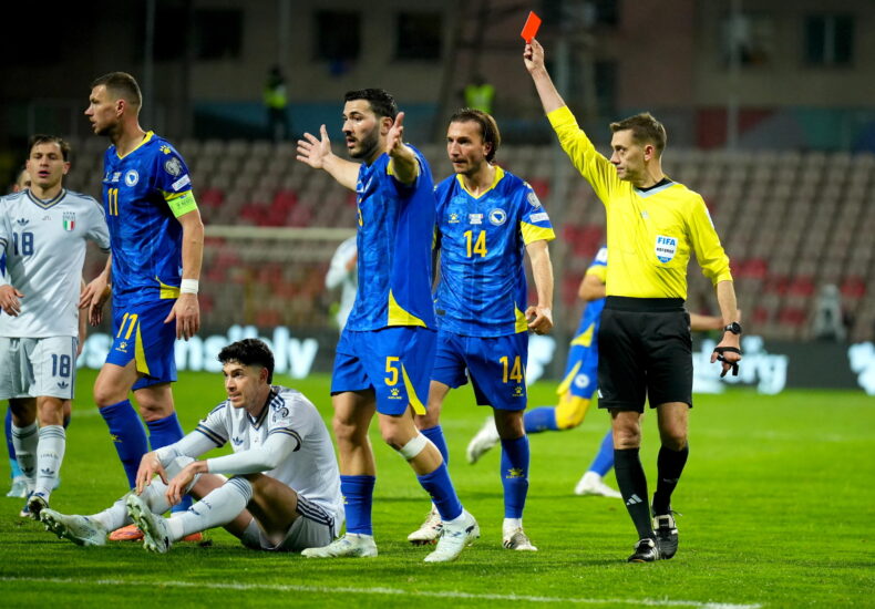 epa12862575 Alessandro Bastoni (bottom) of Italy sits on the pitch as referee Clement Turpin shows him the red card during the FIFA World Cup 2026 European playoff match between Bosnia and Herzegovina and Italy in Zenica, Bosnia and Herzegovina, 31 March 2026. EPA/NIDAL SALJIC