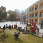scena di una ricreazione scolastica fatta fuori dall'istituto