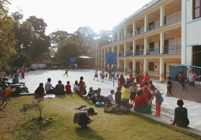 scena di una ricreazione scolastica fatta fuori dall'istituto